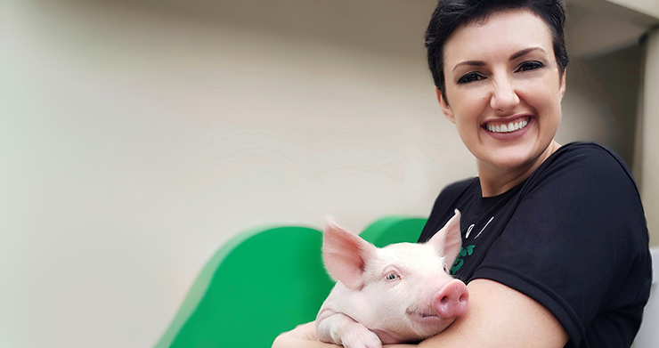 Dr. Ines Andretta holding piglet